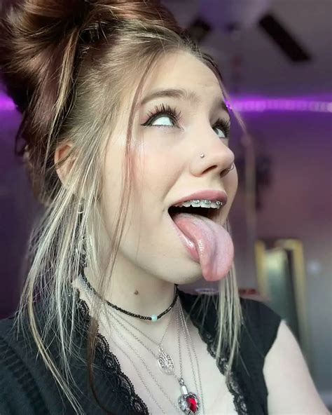 petite ahegao